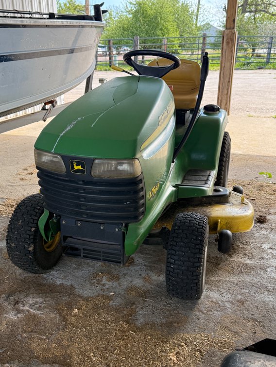 John Deere LT166 Riding Lawn Mower