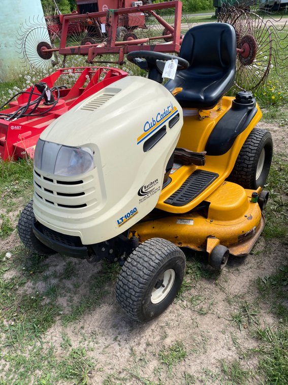 Cub Cadet LT1050 Riding Lawn Mower