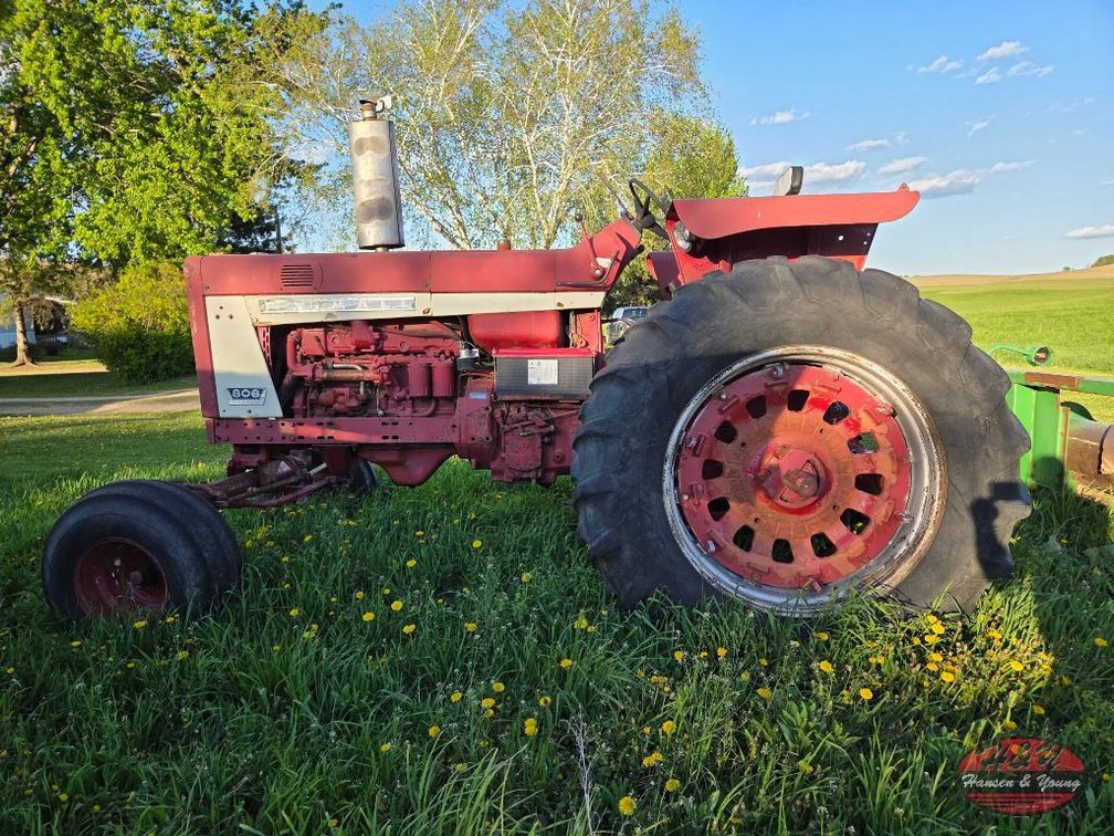 International 806 Tractor - Menomonie, WI