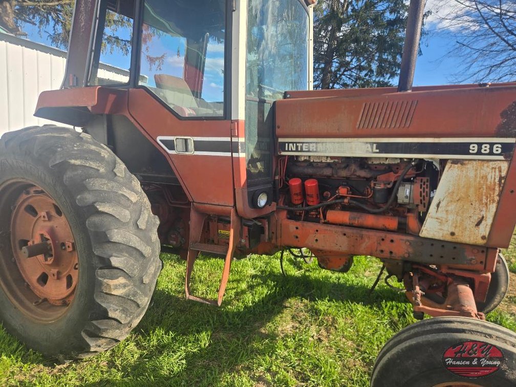 International 986 Tractor - Fall Creek, WI