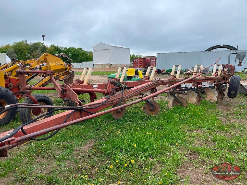 International 710 6 Bottom Plow - Prairie Farm, WI