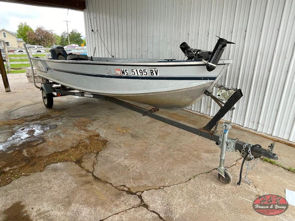 Alumacraft Fishing Boat w/ Trailer