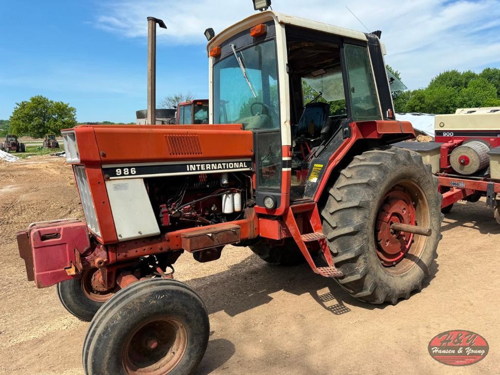 International 986 Tractor - River Falls WI