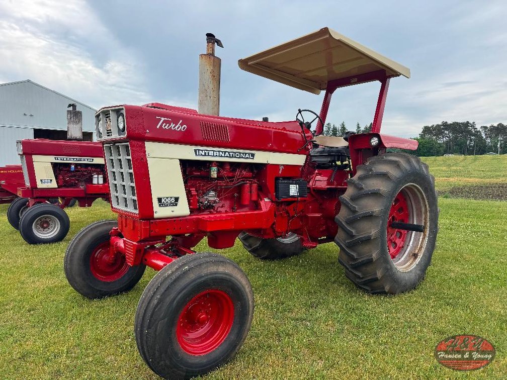 International 1066 Tractor  - Whitehall, WI