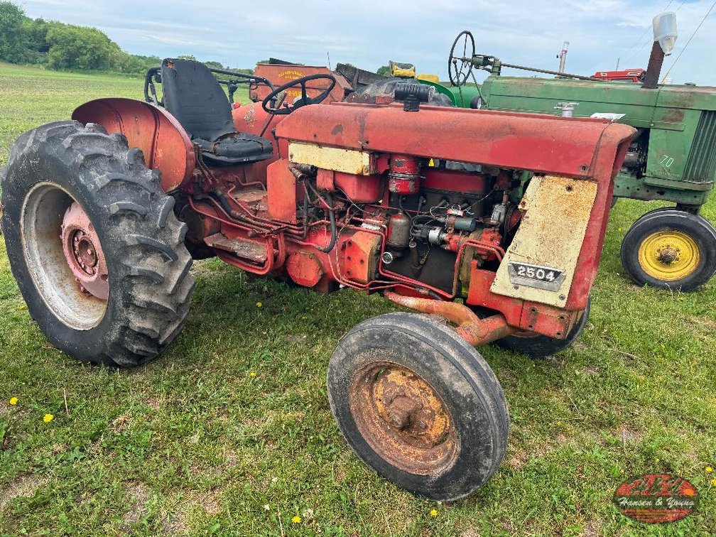 International 2504 Tractor  - Ettrick, WI