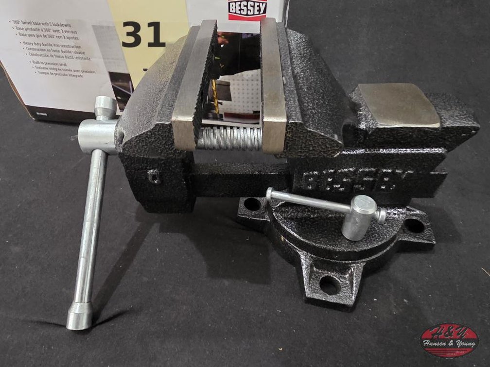 NEW Bessey 4-1/2 in. Swivel Bench Vise BV-HW45
