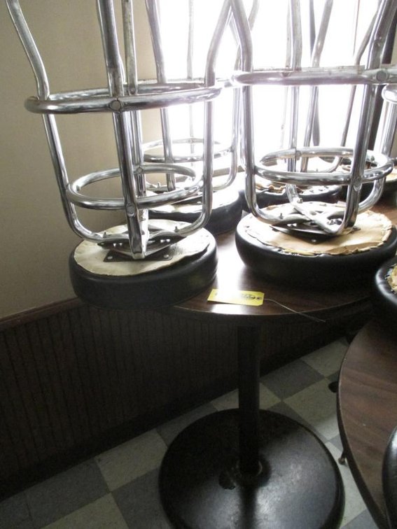 4' Round Bar Table w/ (4) Stools