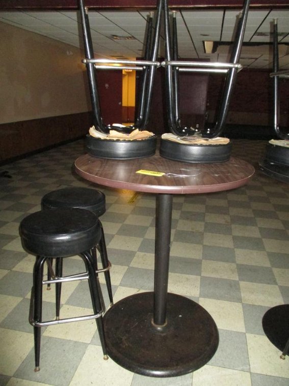 4' Round Bar Table w/ (4) Stools