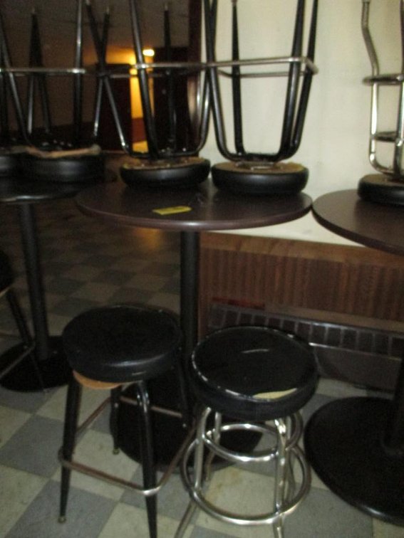 4' Round Bar Table w/ (4) Stools