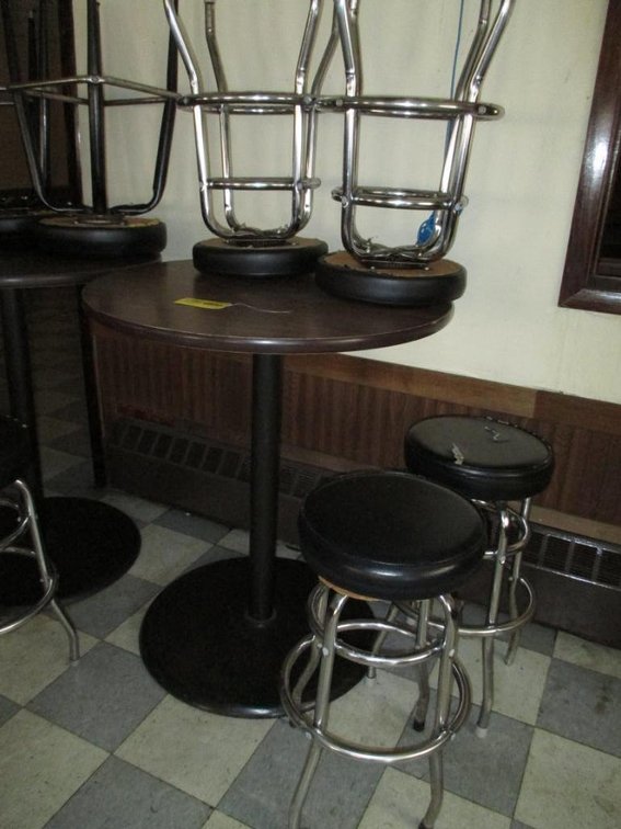 4' Round Bar Table w/ (4) Stools