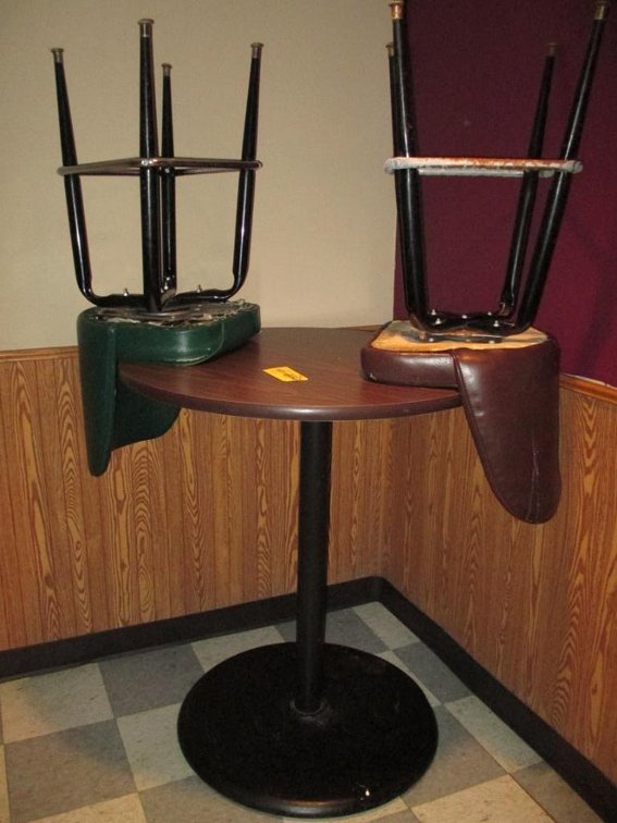 4' Round Bar Table w/ (2) Stools w/ Backs