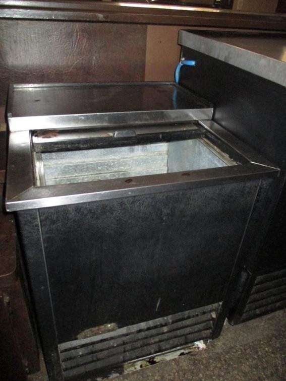 Commercial Bar Stainless Steel Cooler w/ Bar Glasses - 2'1''x2'2.5''x2'8''