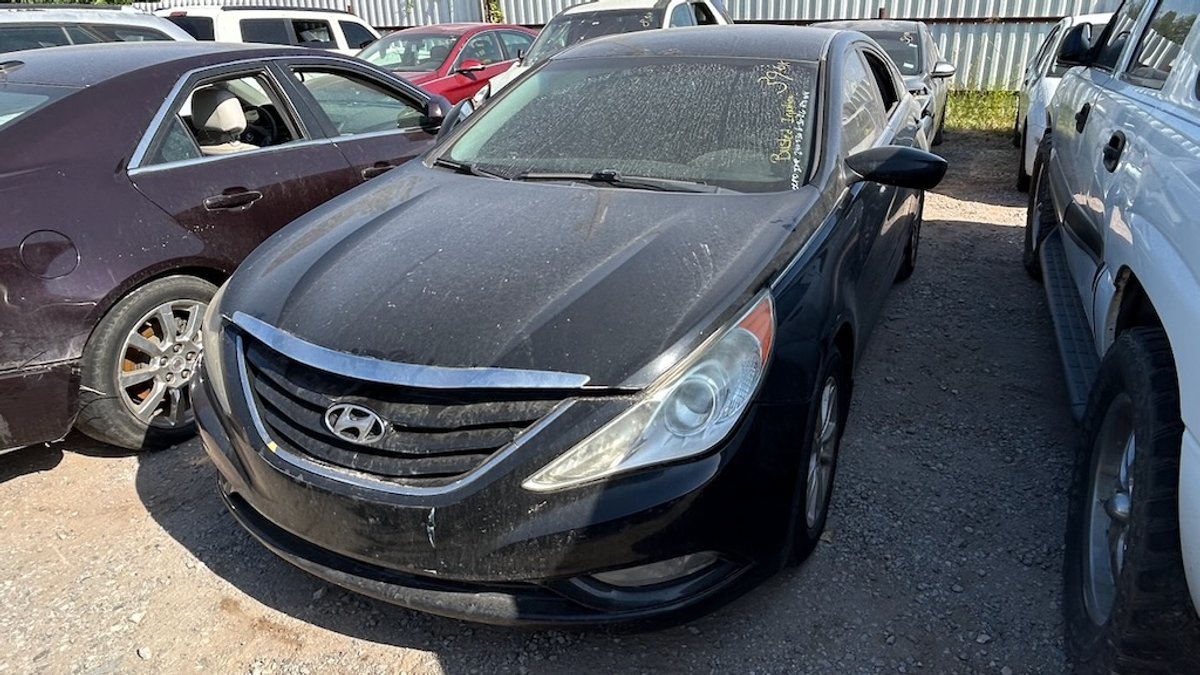2013 HYUNDAI SONATA- No Key but Runs & Drives