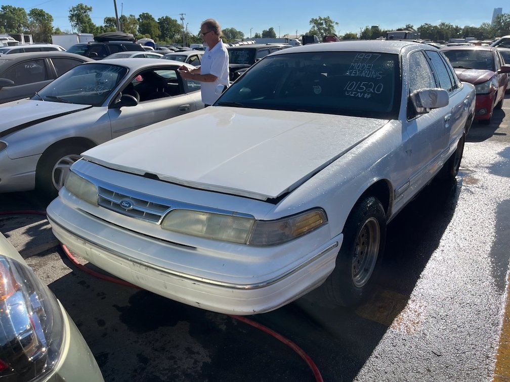 1997 Ford Crown Victoria- W/ Key & Runs