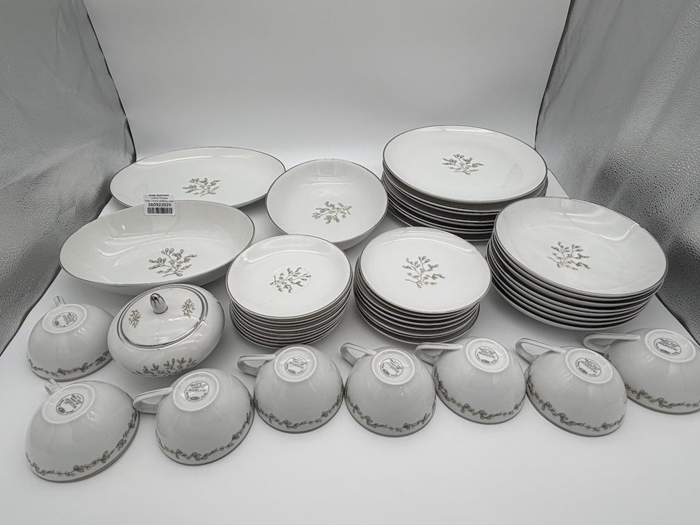 Knox Fine China - “Mistletoe” Oklahoma State Flower