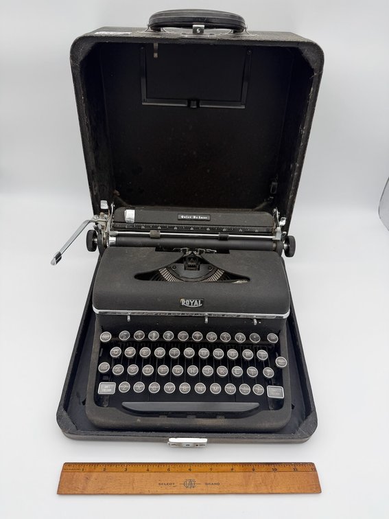 Vintage Royal Quiet De Luxe Portable Typewriter In Original Case
