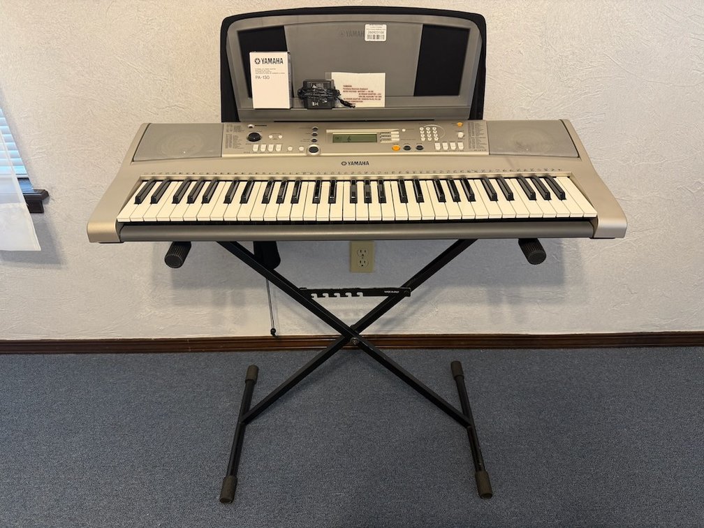 Yamaha PSR E313 Electronic Keyboard W/ Bench & Cover
