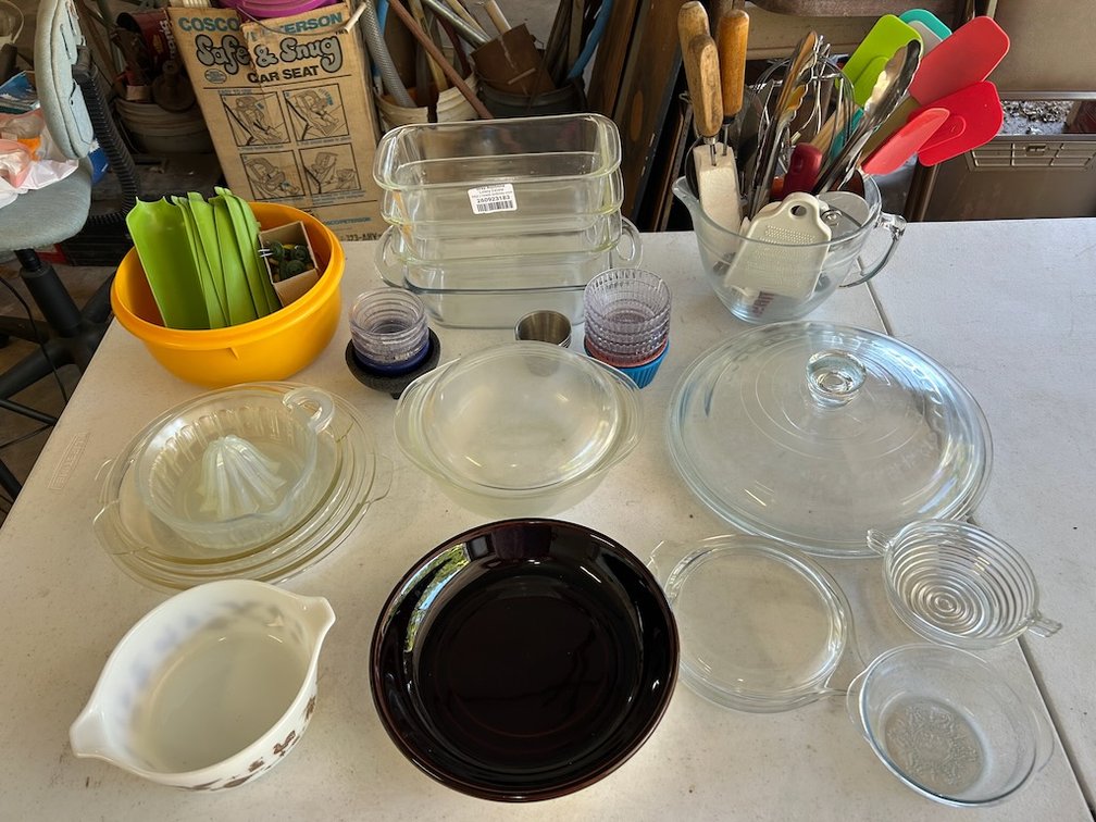 Large Lot of Kitchen Items