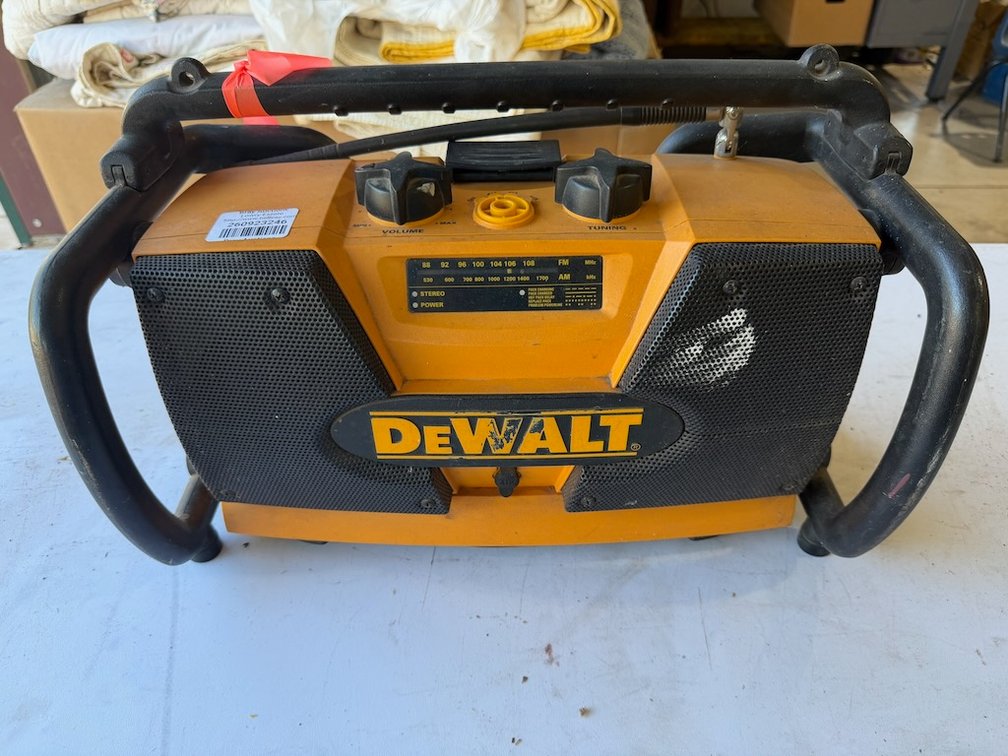 DeWALT DW911 Work Site Radio/Charger