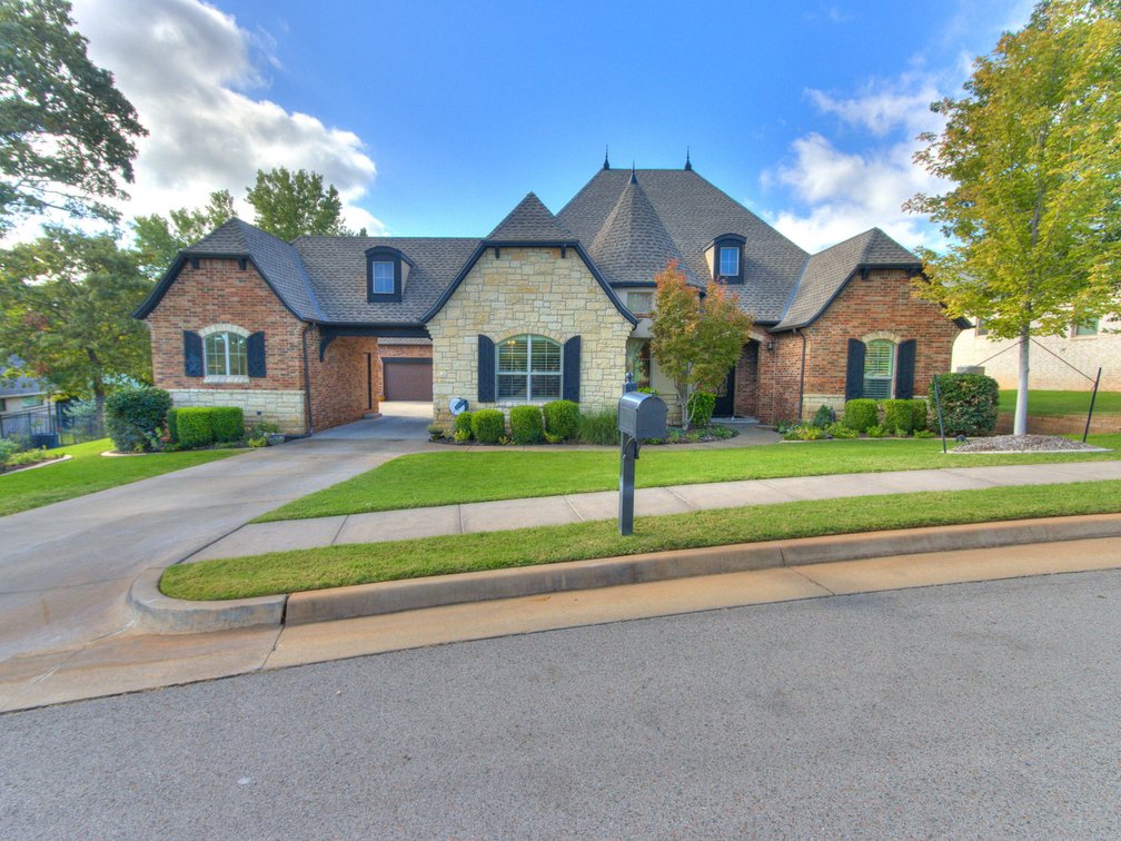 Image for Exceptional Luxury Living in Edmond's Prestigious Twin Bridges Addition