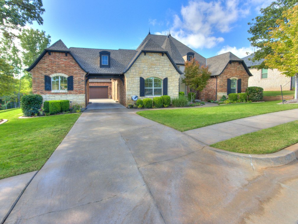 Image for Exceptional Luxury Living in Edmond's Prestigious Twin Bridges Addition