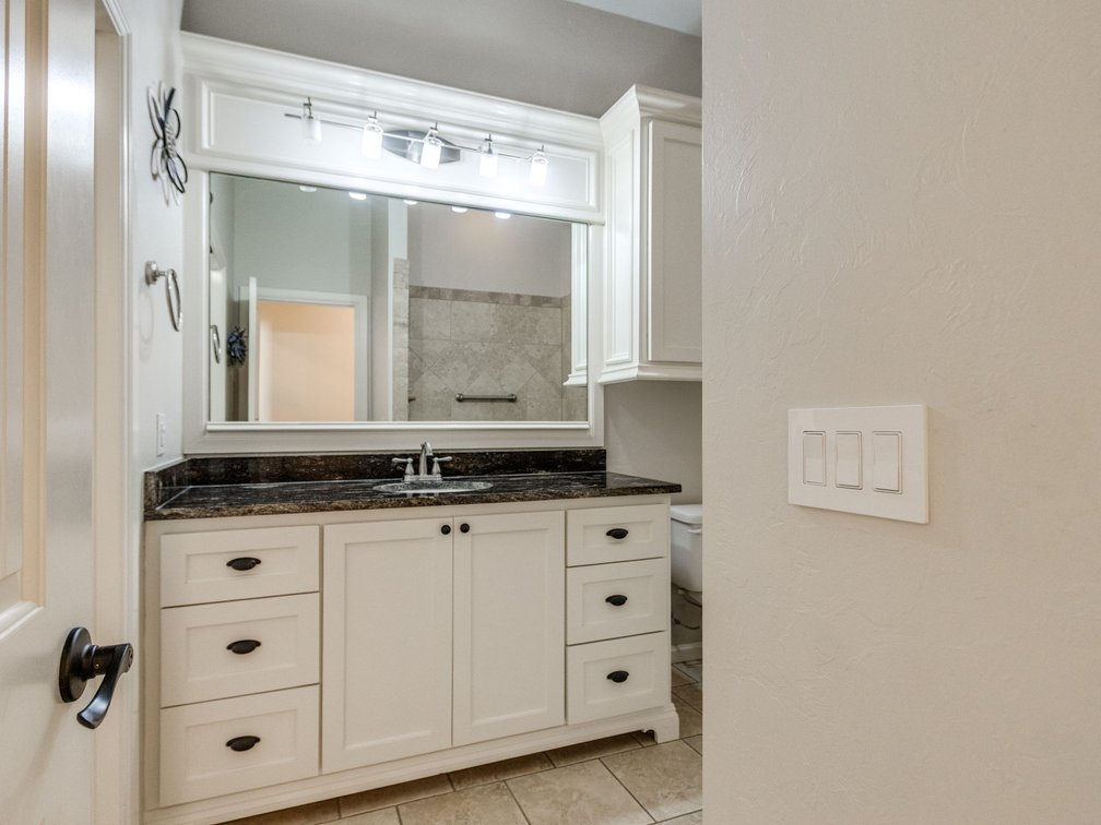 Image for Exceptional Luxury Living in Edmond's Prestigious Twin Bridges Addition