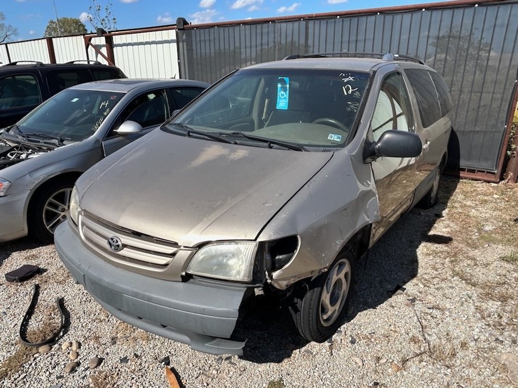 2001 TOYOTA SIENNA- W/ Key