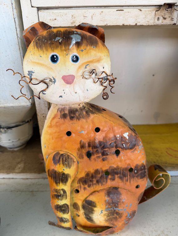 Primitive metal cat decor