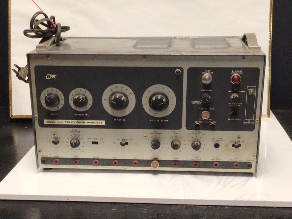 B&K Model 1076 Television Analyst / Vacuum Tube Test Instrument Tested Powers Up