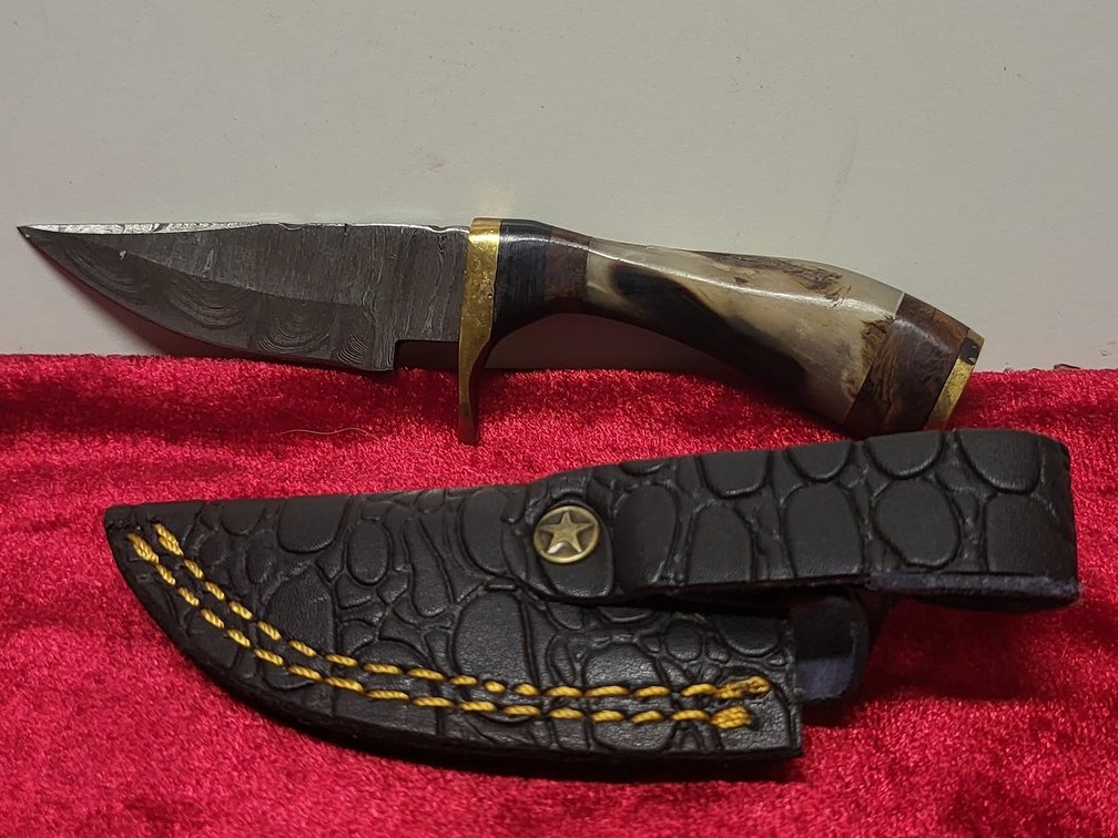 Custom Handmade Damascus Steel Skinning Knife