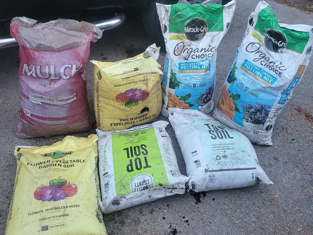 Gardening & Landscaping Soil & Mulch Lot – Miracle-Gro, Organic Potting Mix, Topsoil