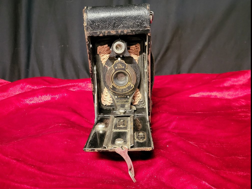 Antique Kodak No. 2A Folding Pocket Brownie Camera (Circa 1915-1920s)