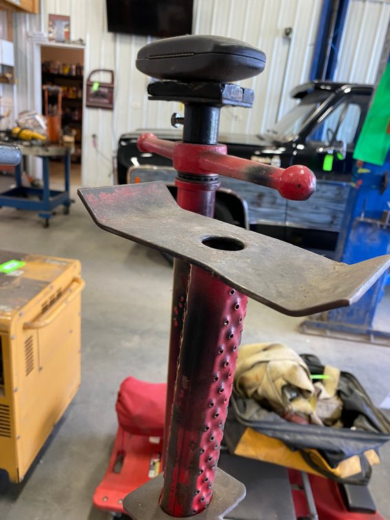 2 Jack stands (garage lifts)