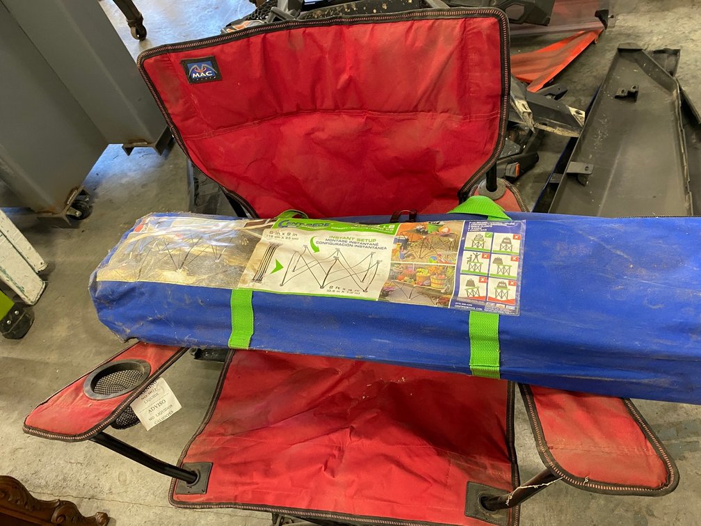 2 Folding chairs and folding table