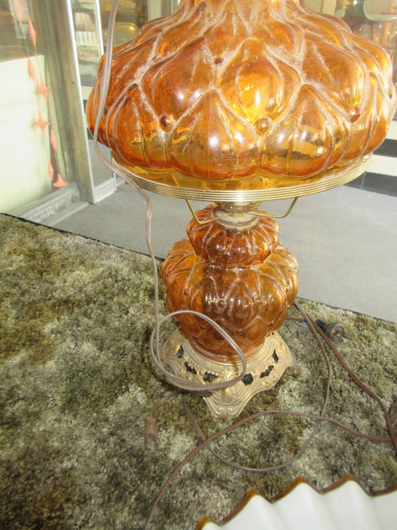 Pair of table lamps, bowl and pitcher, lamp shade