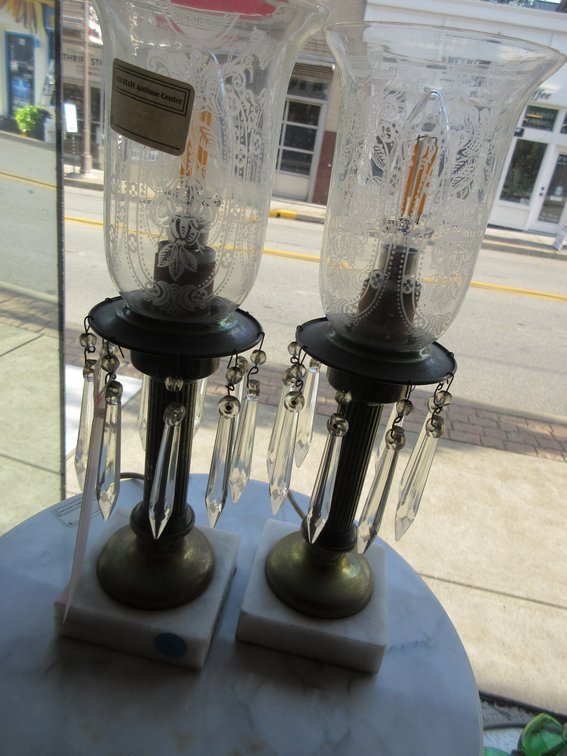 Small stand, some table lamps, aluminum tray and green punchbowl w/ cups