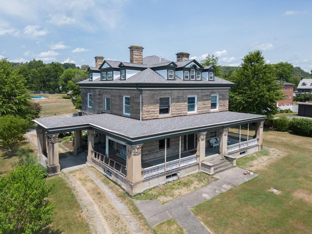 Image for SOLD $286,000 - Huge 7 Bedroom on 1.31 Acres in Waynesburg