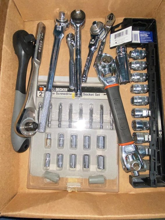 Black and Decker 21-piece screwdriver set  w/ universal oil wrench and two 3/8 and 1/4" drive ratchets