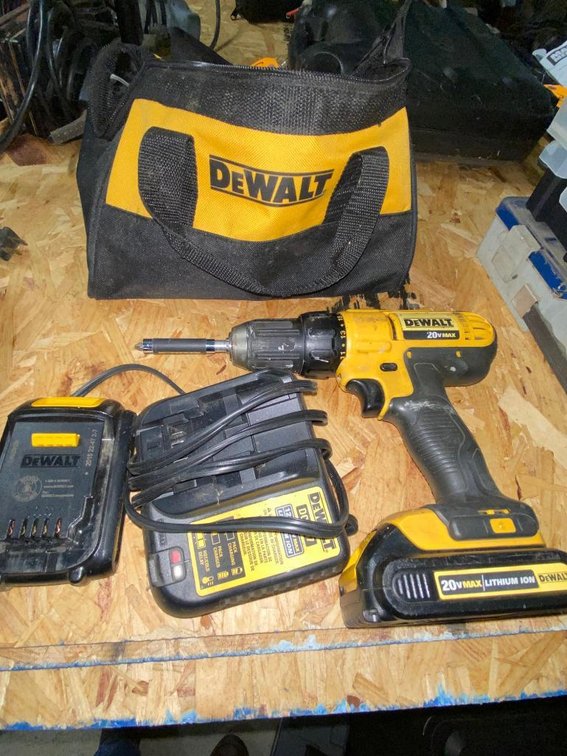 DeWalt drill w/ charger and bag