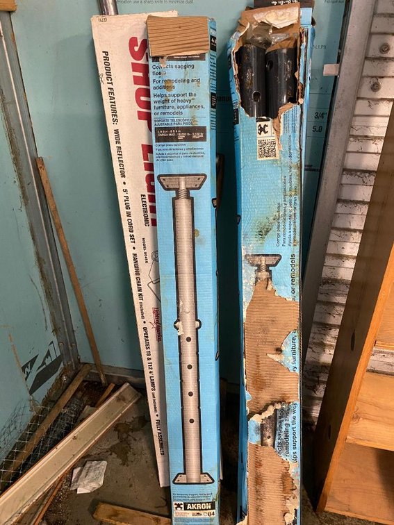 3 Support jacks and shop light