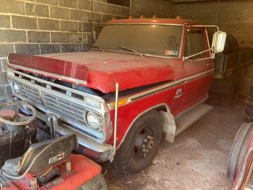 1973 Ford F-350 flatbed truck w/ standard 390 V-8