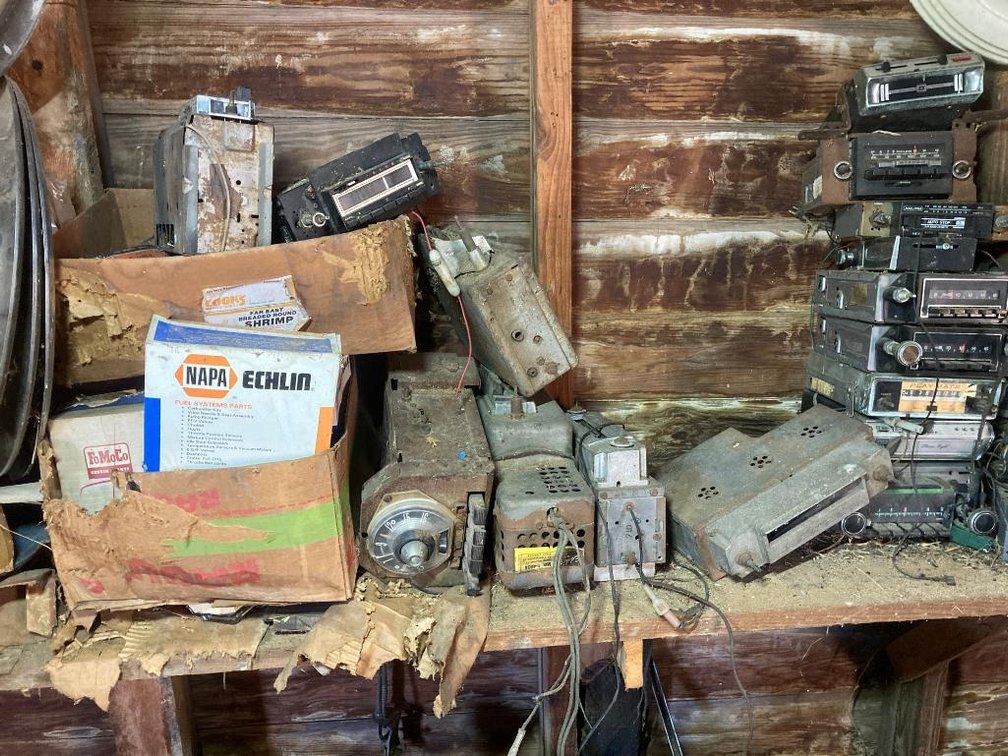 Lot of vintage automobile radios