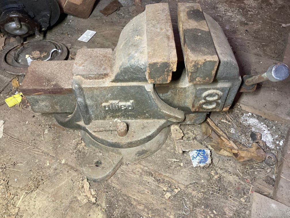 Allied No. 8 large heavy shop vise