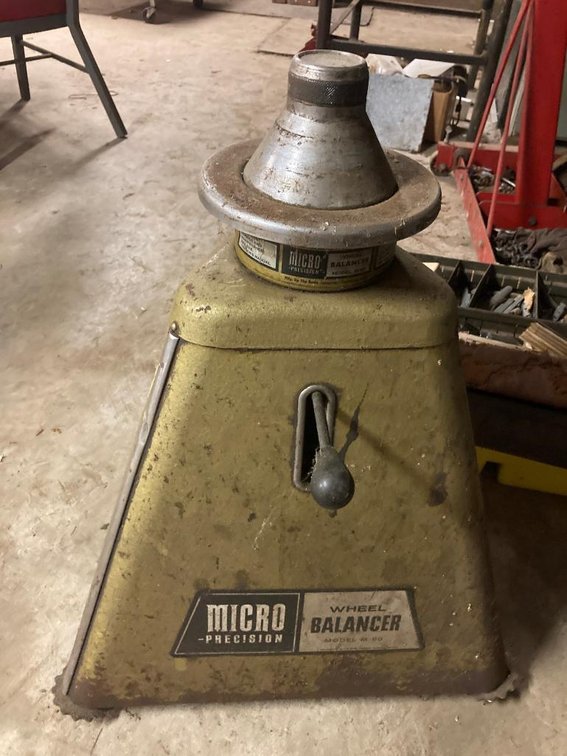 Micro Precision wheel balancer w/ wheel weights
