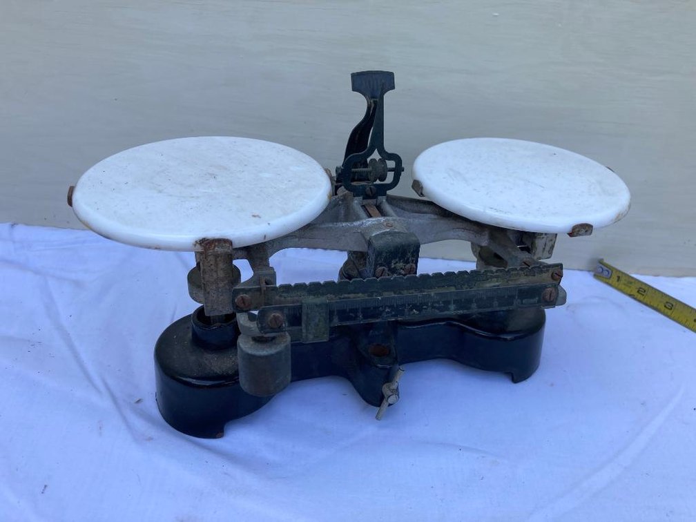 Tabletop scale w/ marble plates