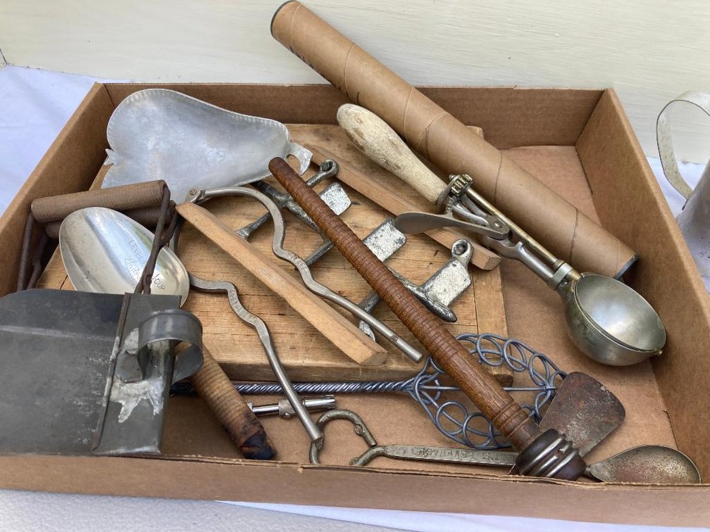 Lot of vintage kitchen items, including Gilchrist ice cream scoop