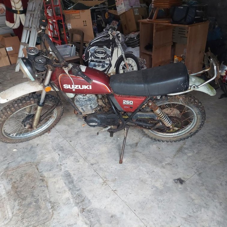 Suzuki 250 Dirt Bike Nonrunning (NO TITLE & Has Key)