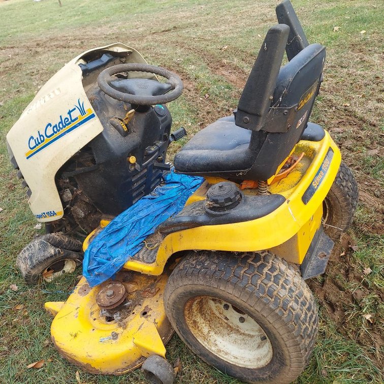 Cub Cadet Riding Mower 1500 Series  (Has Key)