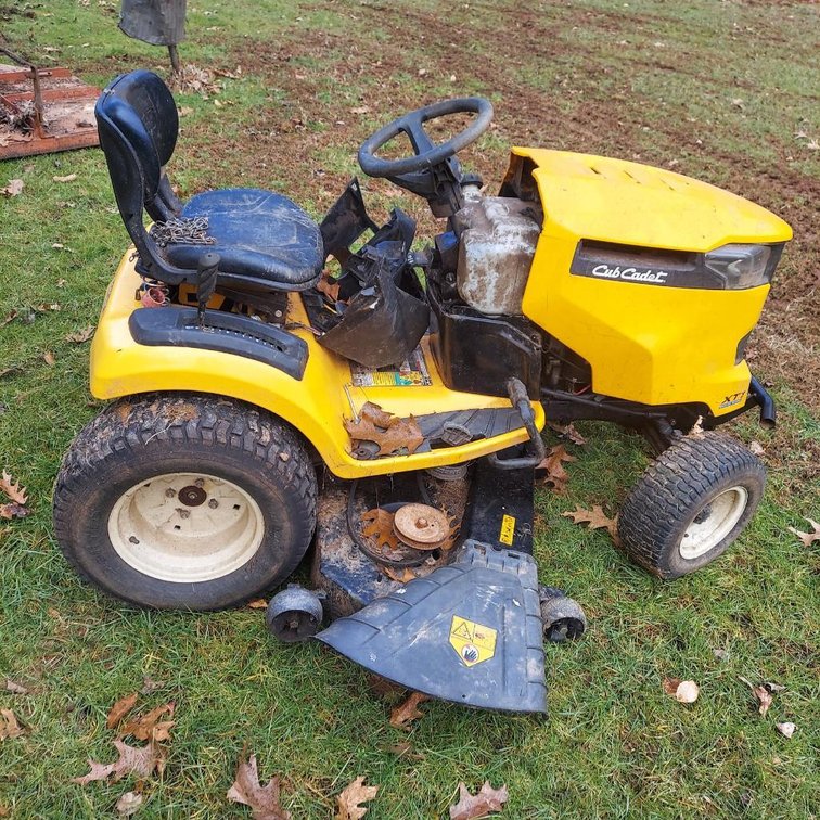 Cub Cadet Riding Mower 1500 (Has Key)
