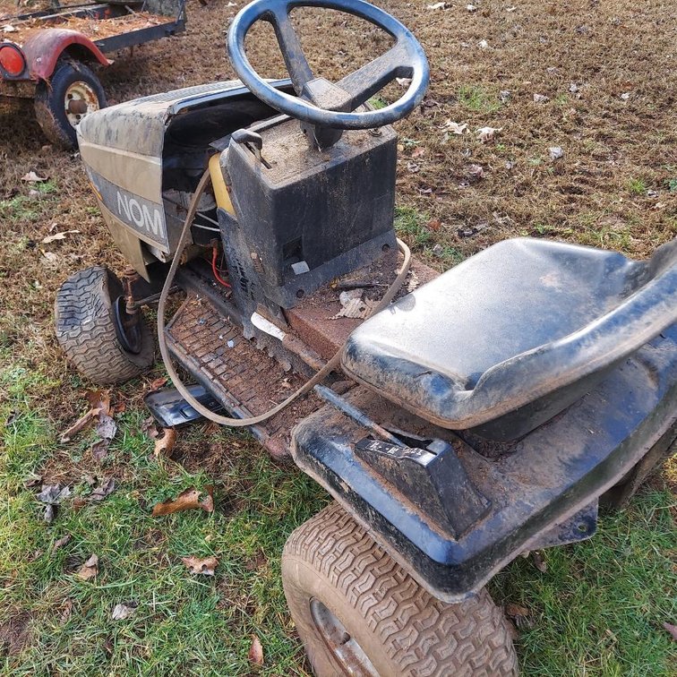 Noma lawn tractor (Has Key)